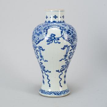 A blue and white vase, Qing dynasty, Kangxi (1662-1722).