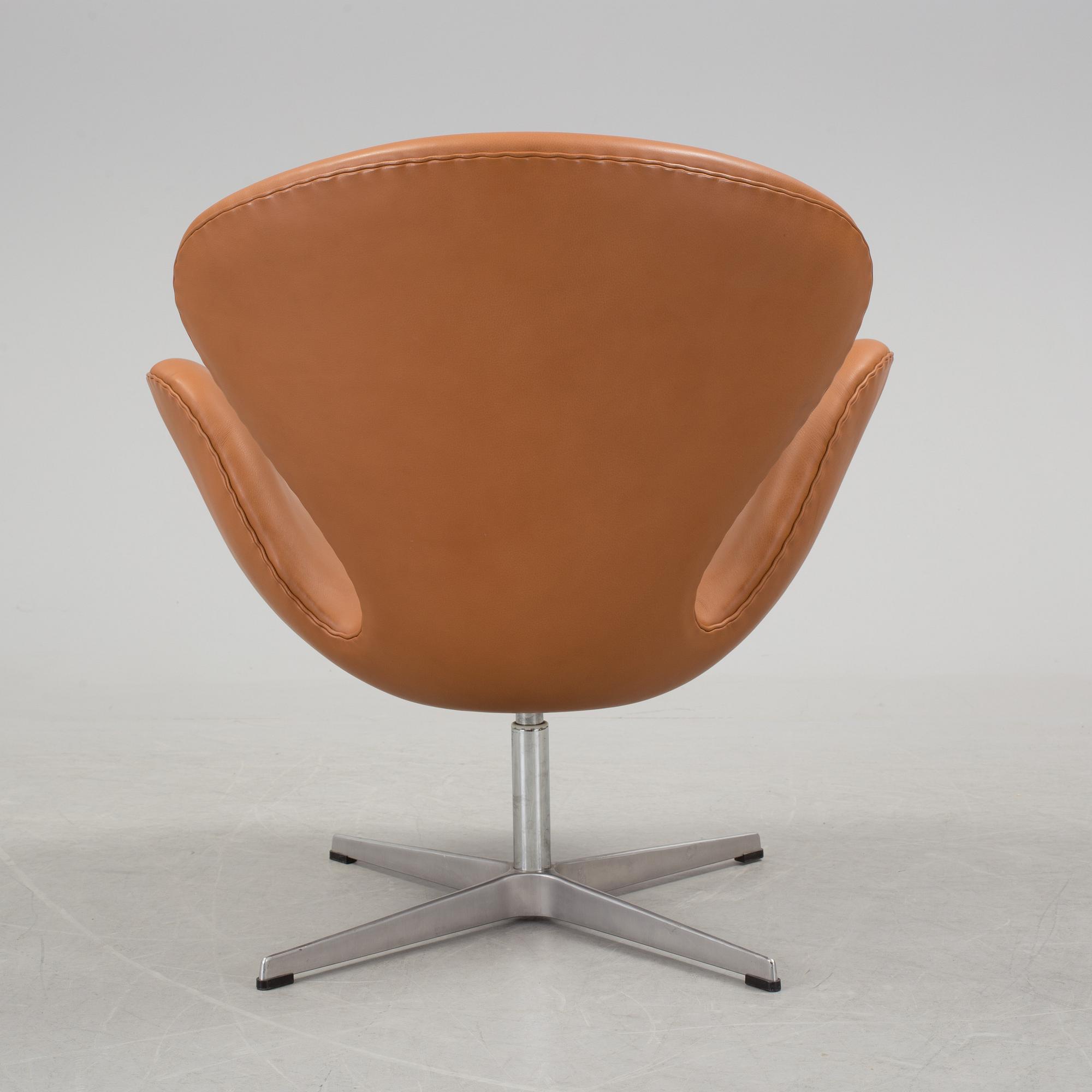 A Danish Arne Jacobsen "Svanen" armchair for Fritz Hansen, 1900-talets andra hälft.