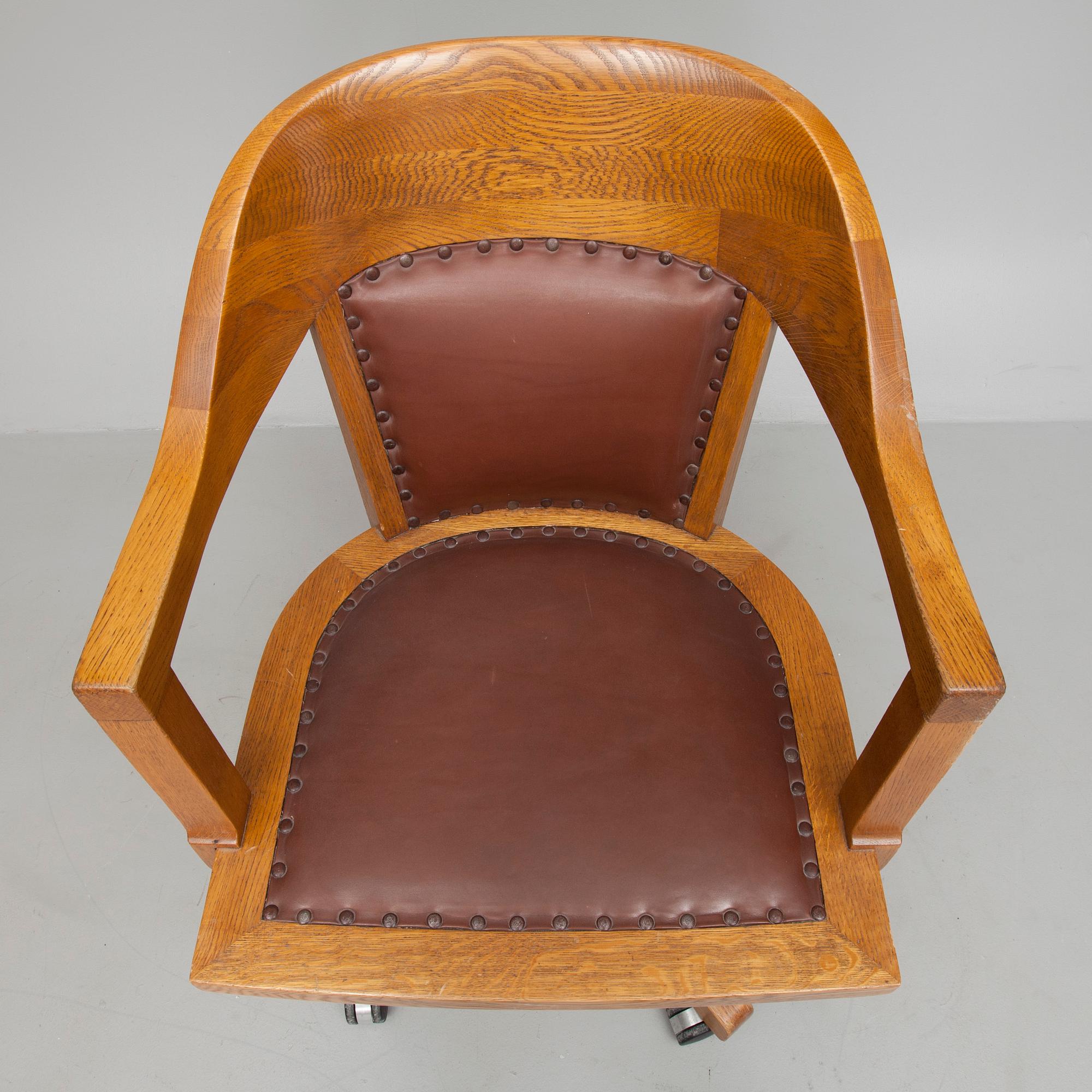 SKRIVBORDSSTOL, brännstämplad samt etikettmärkt Billnäs, 1900-talets början.