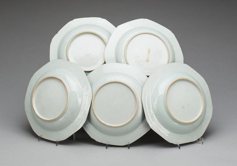 TALLRIKAR, 5 st, porslin, Kina, Qianlong (1736-95).