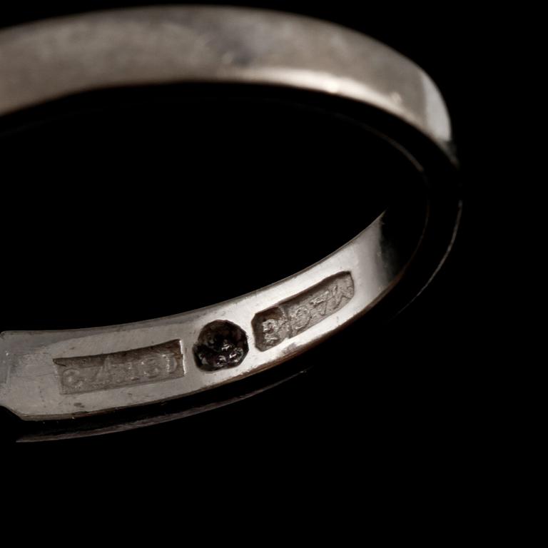 RING, 18K vitguld med 7 briljantslipade diamanter totalt 0,7ct, Juvel-Magnus, Göteborg, 1974. Vikt 4 g.