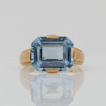 RING, 18 k guld med akvamarin ca 12 x 10 mm. Vikt ca 4 g.