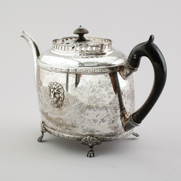 TEKANNA, silver, Daniel Hallman, Stockholm 1814. Vikt ca 890 gram.