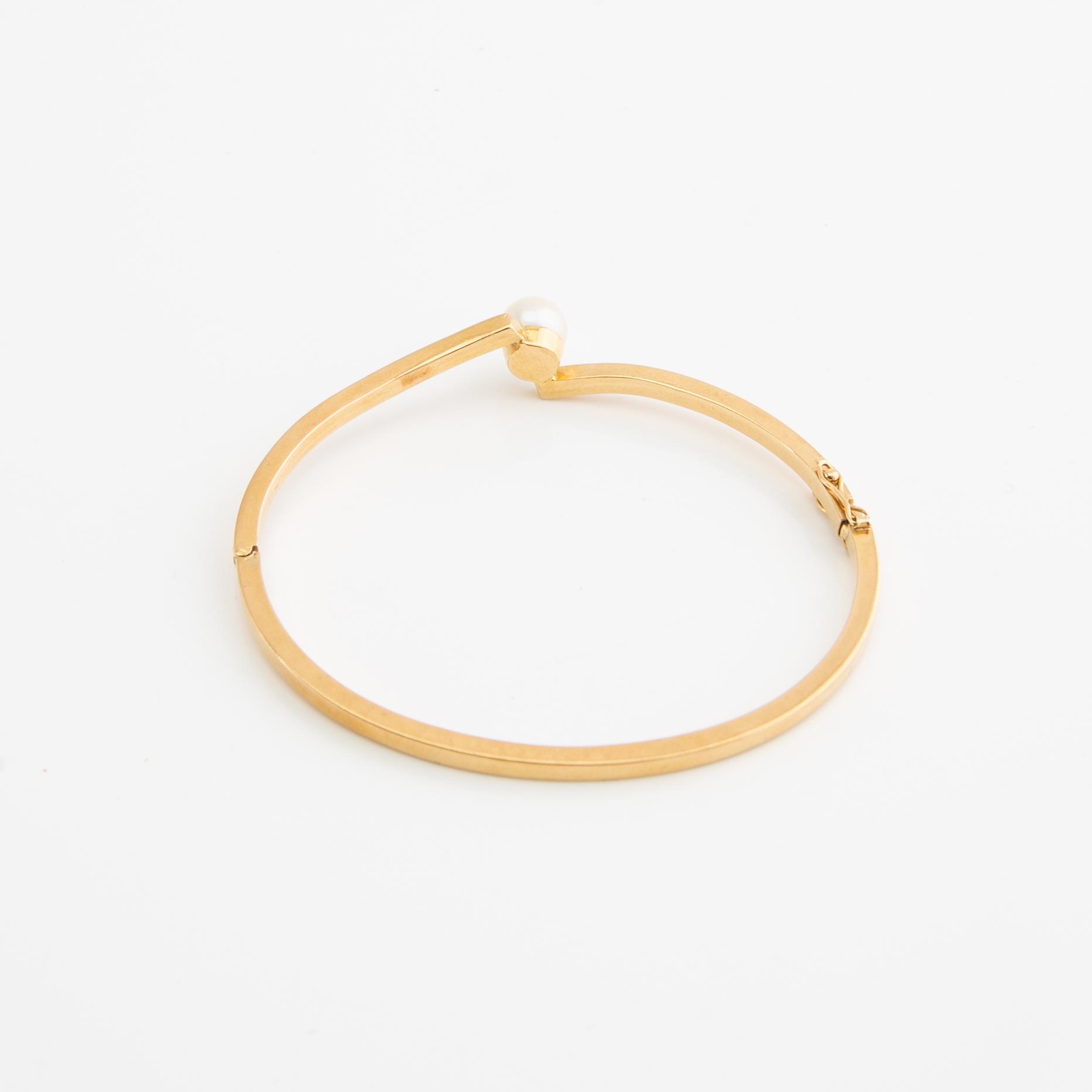 Bracelet and ring, 18k gold with pearls and brilliant-cut diamonds.