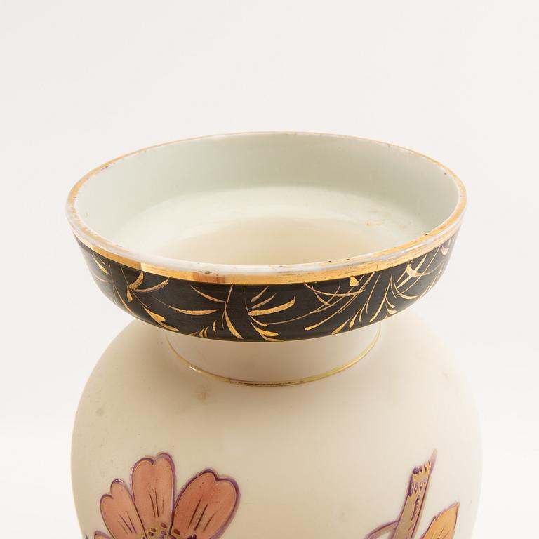 Vaser ett par 1900-talets första hälft.