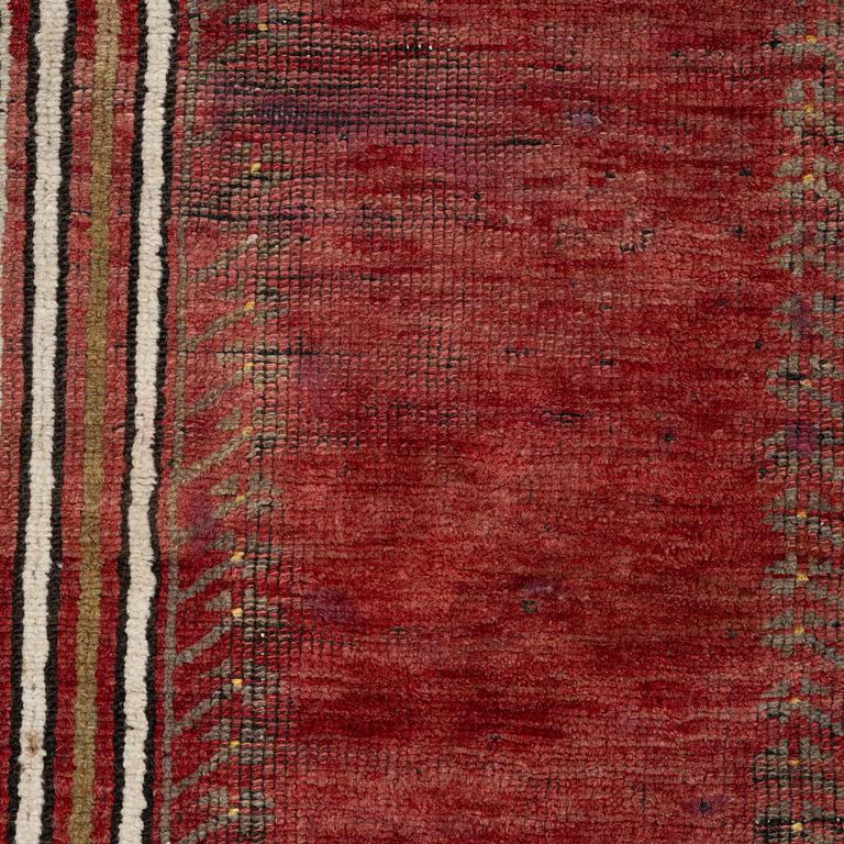 A prayer rug, approx. 140 x 98 cm.