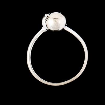 RING, 18K vitguld med 2 briljantslipade diamanter, ca 0.06 ct, utländska stämplar. Vikt 4,0 g.