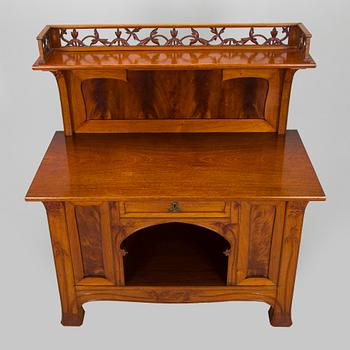 Karl Tirén, An Art Nouveau mahogany cabinet by A.B Naeslunds Möbelfabrik, Umeå, Sweden, approx. 1901.