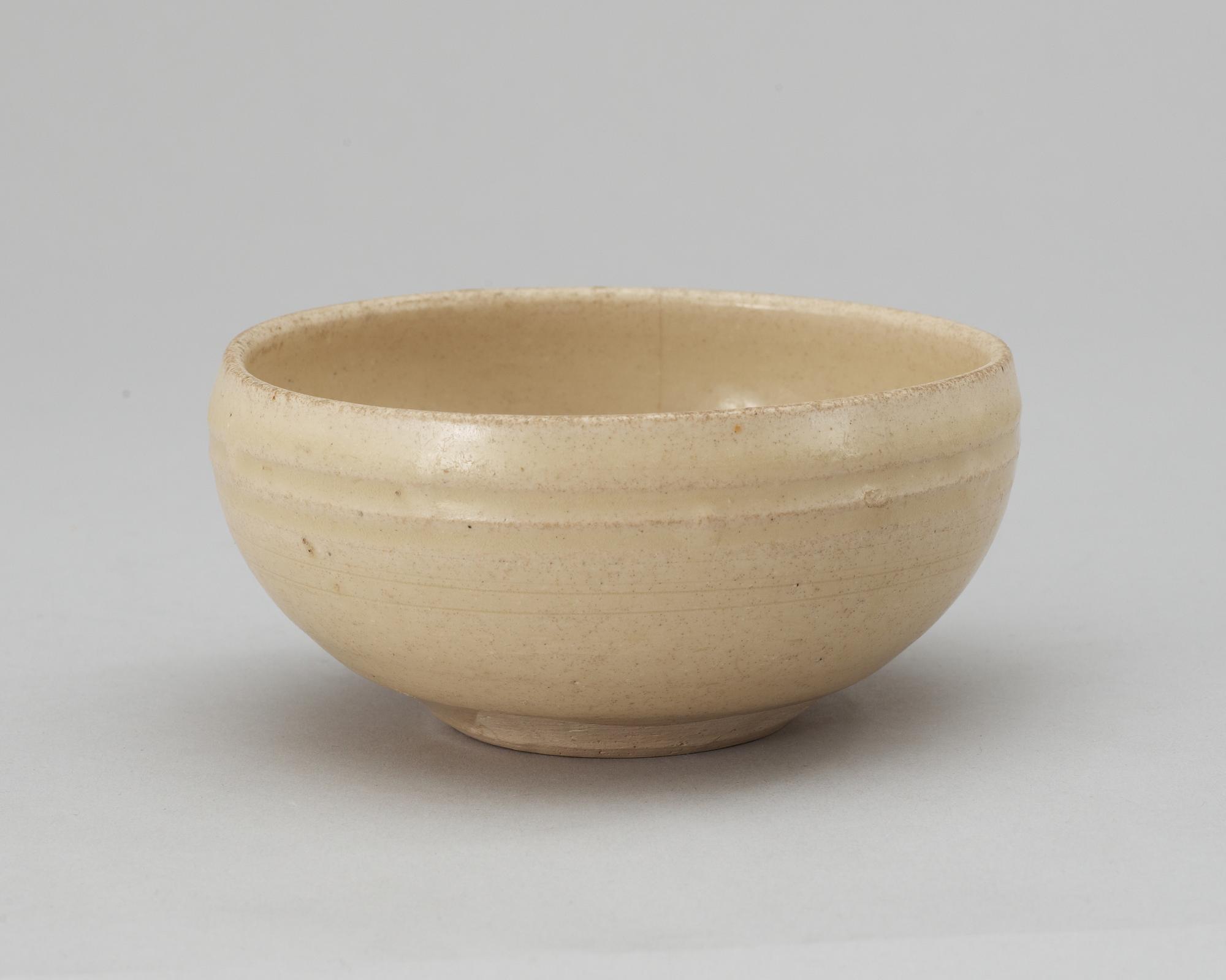 A cream glazed bowl, Tang dynasty.