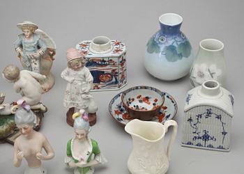 PARTI PRYDNANDSFÖREMÅL, 18 delar, porslin. 1900-tal.