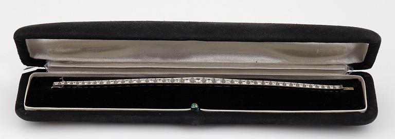 A platinum bracelet set with round brilliant-cut diamonds with a total weight of ca 3.75 cts.