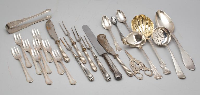 PARTI DIVERSE, silver. Div mästare bl.a svenska, 1800-1900-tal. Ca 750g inkl. stålblad.