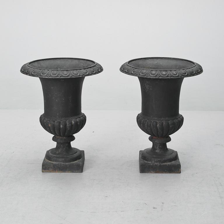 TRÄDGÅRDSURNOR, ett par, 1900-tal.