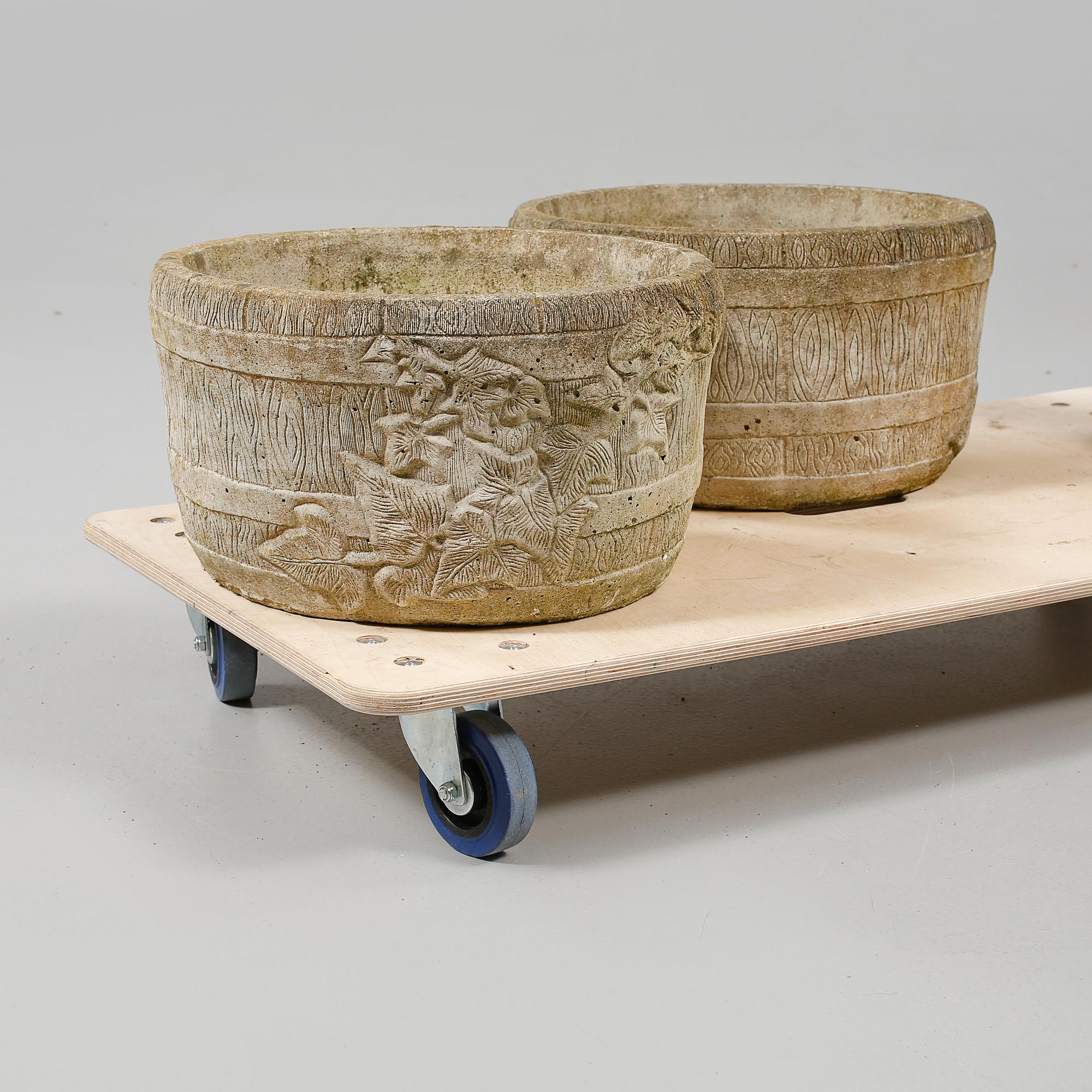 TRÅDGÅRDSURNOR, ett par, 1900/2000-tal.