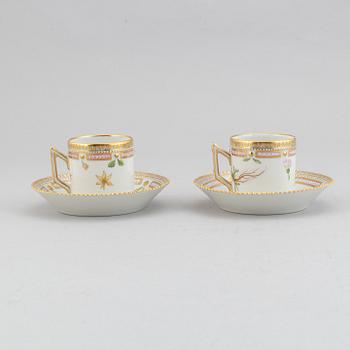 Royal Copenhagen, koppar med fat, ett par, samt sockerskål, porslin. "Flora Danica", 1900-tal.