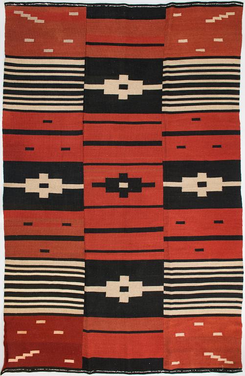 Kirsti Gallen-Kallela, a Finnish flat weave carpet by Tarvaspään Mattokutomo. Circa 188x292 cm.