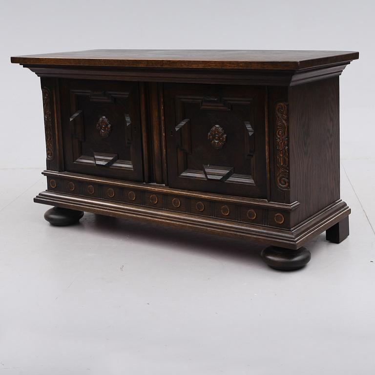 SERVERINGSSKÅP, barockstil, 1900-talets första hälft.