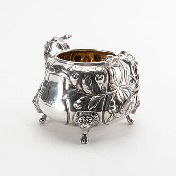 An English early 20th century silver sugar bowl, weight 472 grams.