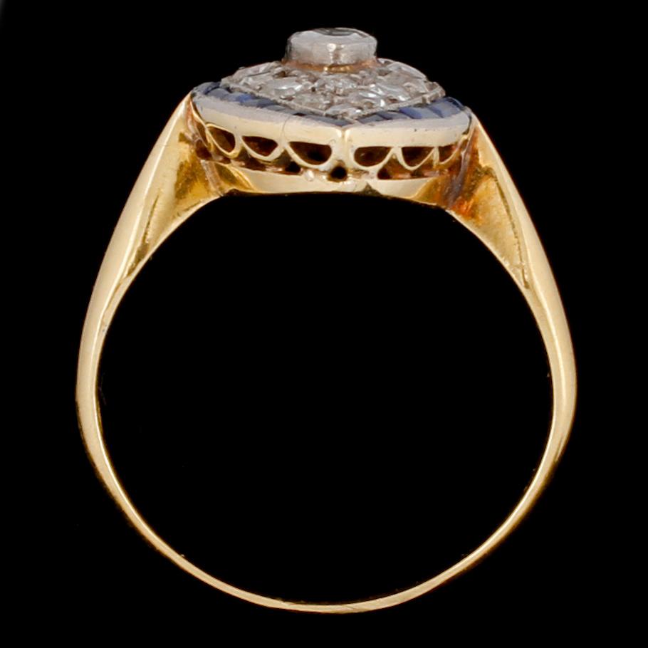 RING, 18k guld med marquiseslipad diamant ca 0.30 ct, 18 små diamanter tot ca 0.40 ct samt blå safirer. Vikt 4 g.