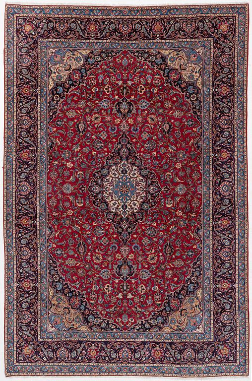 A Kashan carpet, a. 407 x 265 cm.