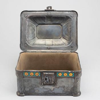 Hugo Lundstedt, a silver and enamel Art Nouveau jewelry casket, Gothenburg 1911.