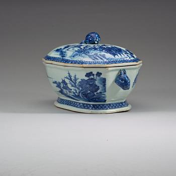 A blue and white tureen with cover, Qing dynasty, Qianlong (1736-95).