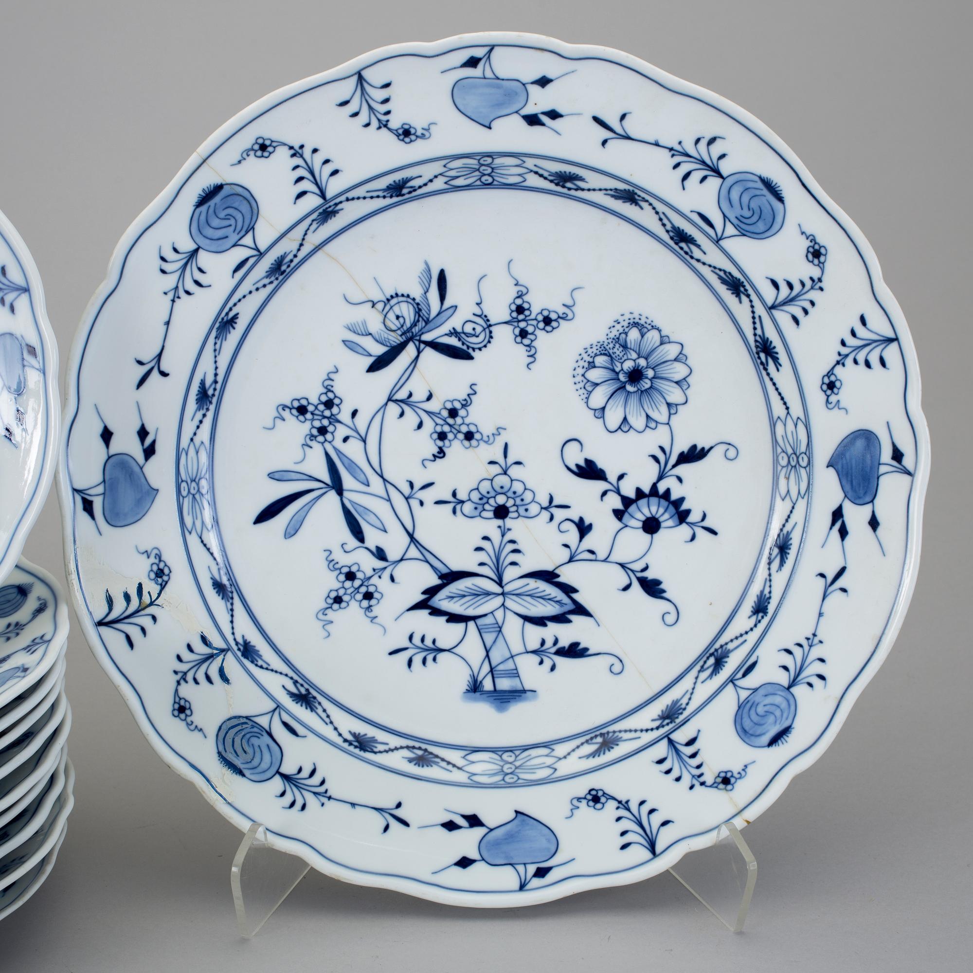 SERVISDELAR, 17 st, "Lökmönstret", främst, Český Porselan, märkta Meissen, Tjeckien.