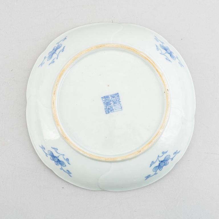 Serveringsfat, porslin, Kina, sen Qingdynasti/omkring 1900.