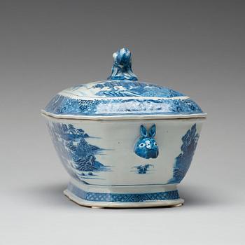 A blue and white tureen with cover, Qing dynasty, Qianlong (1736-95).