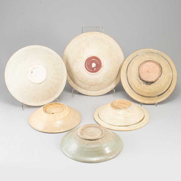 FAT samt SKÅLFAT, sex stycken, keramik. Sydostasien, troligen 1400-, samt 1800-tal.