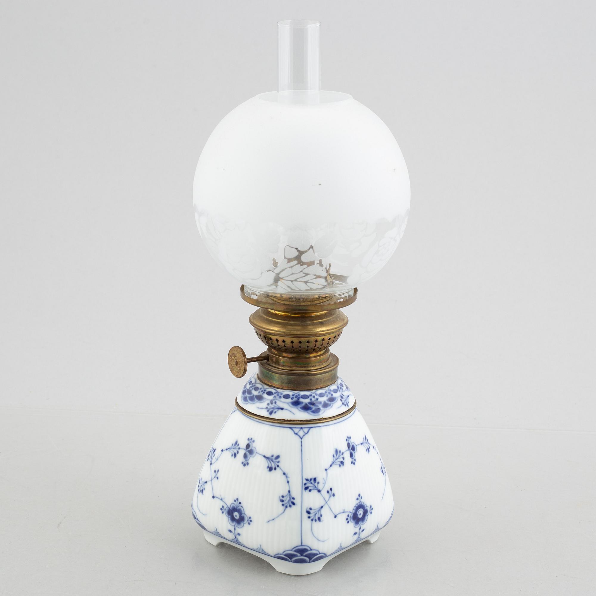 Fotogenlampa, porslin, Royal Copenhagen, "Musselmalet halvblond", modell 693, 1893-1900.