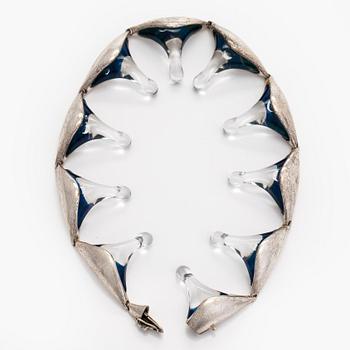 Björn Weckström, kaulakoru, "Corona", hopeaa ja akryyliä.