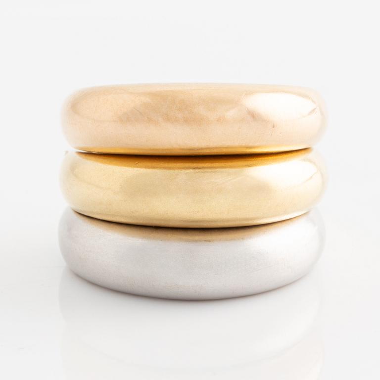 Tre ringar 18K guld i olika färger.