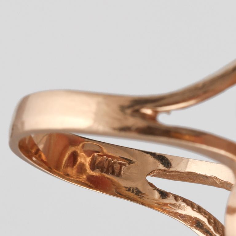 RING, 14K guld med vit opal. Vikt 5,8 gram.