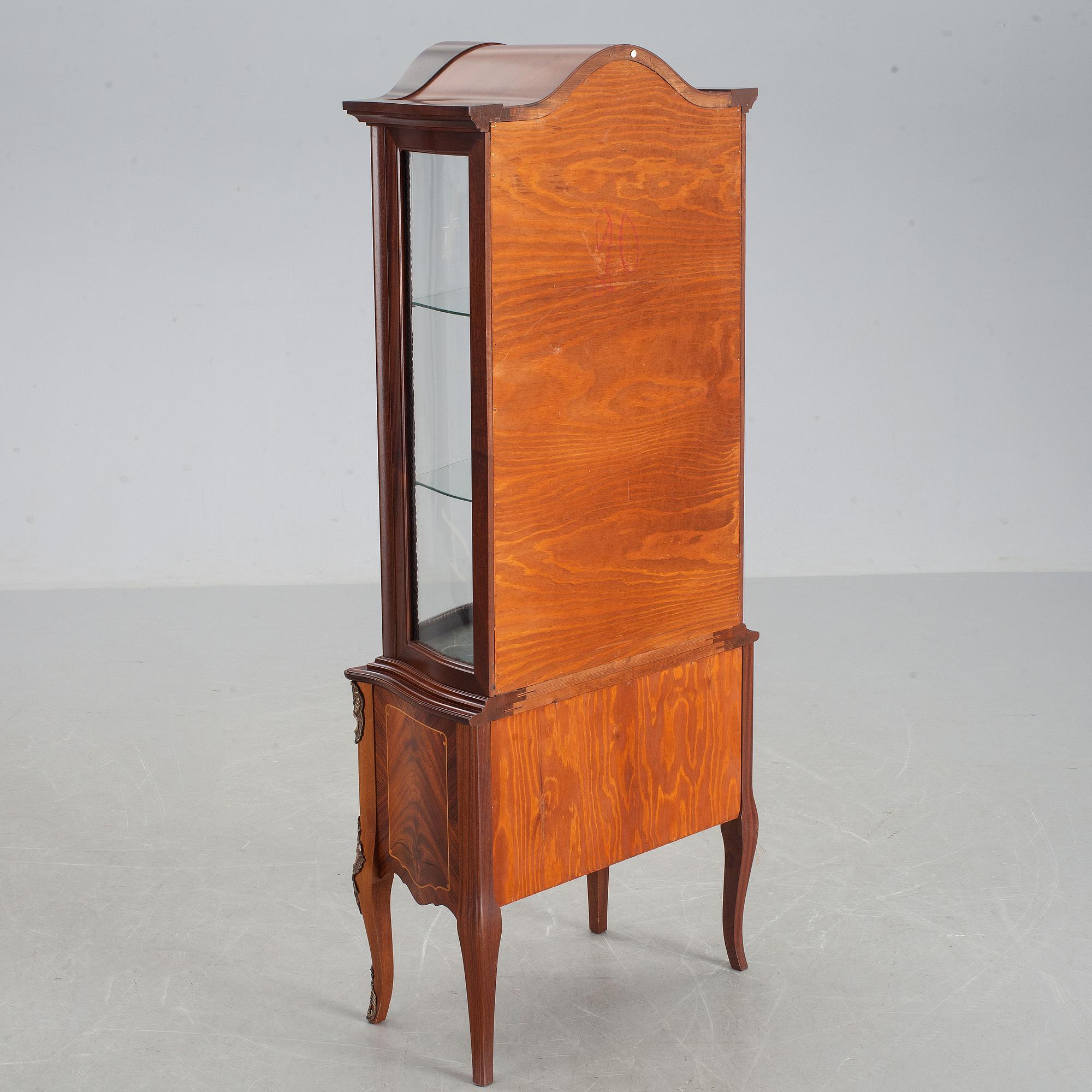 VITRINSKÅP, rokokostil. 1900-talets slut.