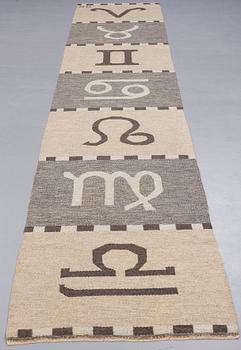 Agda Österberg, GALLERIMATTA, avkortad, rölakan, ca 463 x 89,5 cm, vävd signatur AÖ.