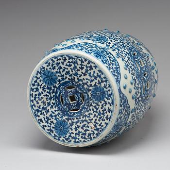 A blue and white garden seat, Qing dynasty, 19th Century.