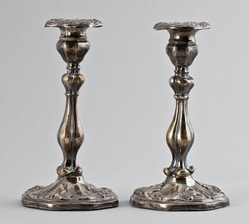 LJUSSTAKAR, ett par, silver, nyrokoko, Adolf Lilja, Stockholm 1845. Totalvikt ca 340 gram.