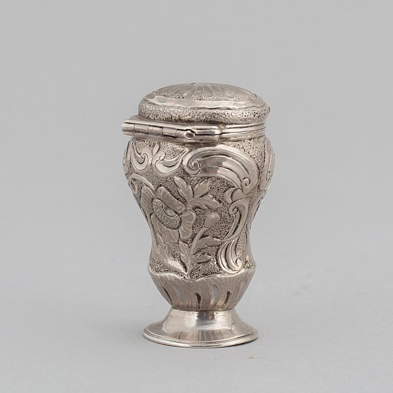 Olof Collander, sannolikt (verksam i Falkenberg 1761-1794), luktdosa, silver. Rokoko.