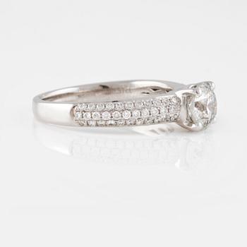 RING, 18K vitguld med briljantslipad diamant ca 1.01 ct samt små diamanter ca 0.37 ct. Vikt 4,3 gram.
