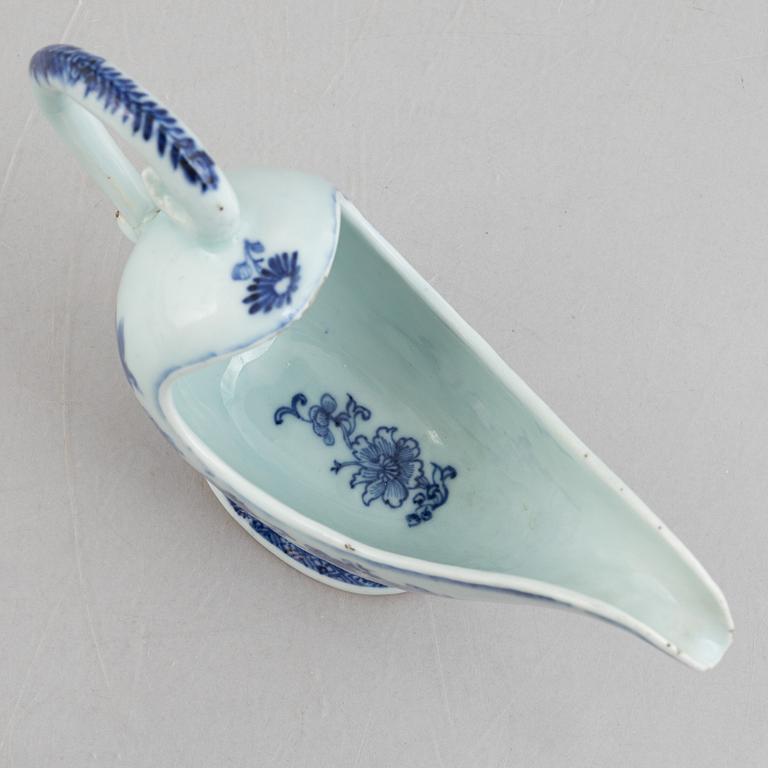 A blue and white ewer, Qing dynasty, 18th century.