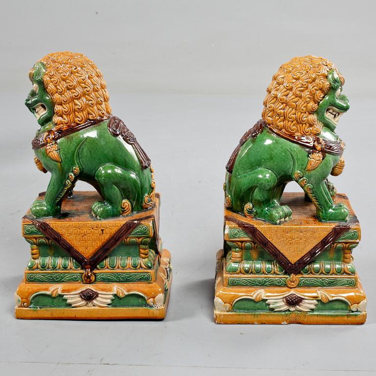 FOHUNDAR, ett par, glaserad gjutmassa, Kina, 1900-talets senare del.