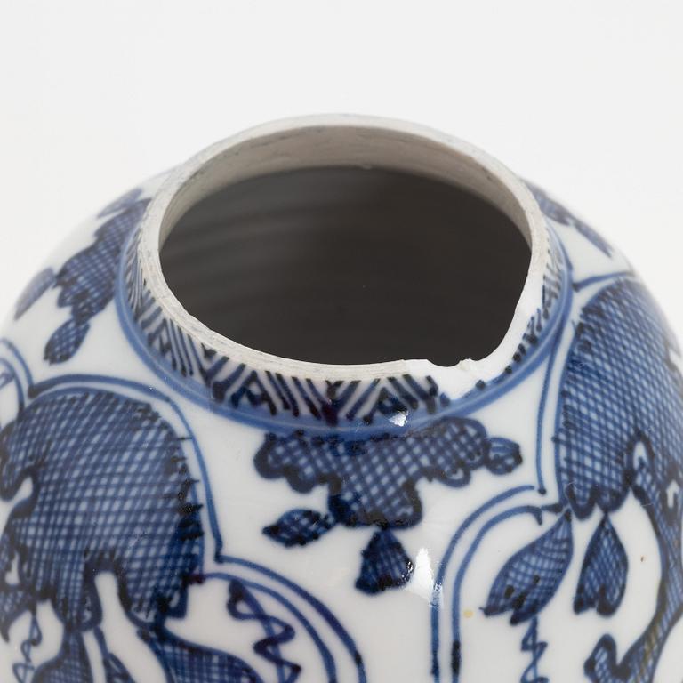 A blue and white Chinese urn with cover, Qing dynasty, Kangxi (1662-1722).