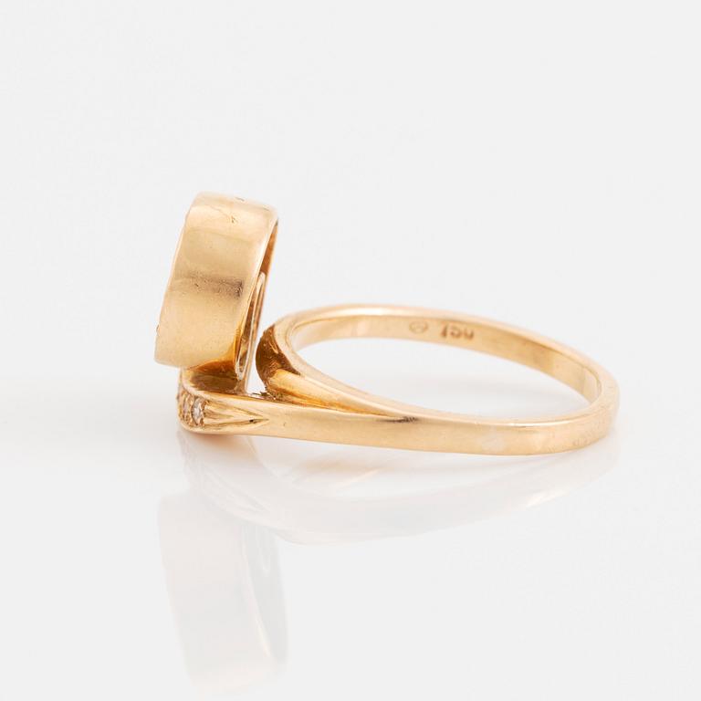 Ring 18K guld med runda briljantslipade diamanter.