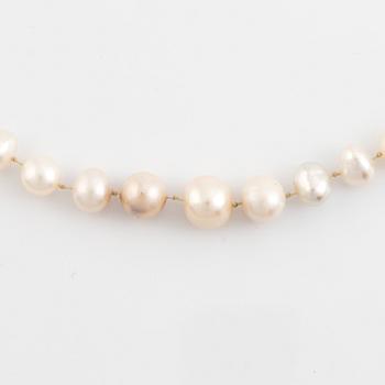 Cultured pearl necklace, clasp 18K gold with brilliant cut diamonds.