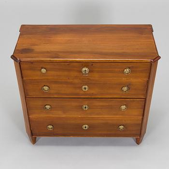 Chest of drawers, early 19th century.