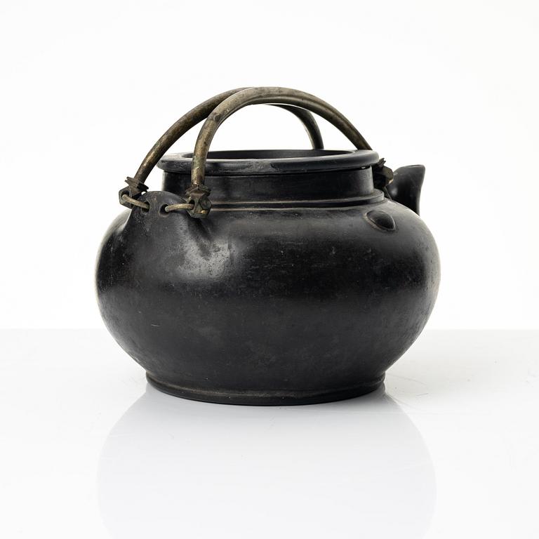 A dark yixing teapot, late Qing dynasty / early 20th century.
