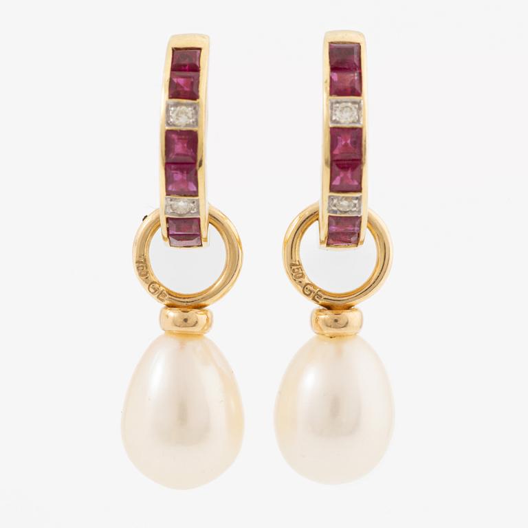 Earrings, 18K gold with rubies and diamonds with pendants with pearls.