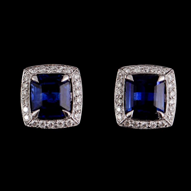 ÖRHÄNGEN, 1 par, 18 k vitguld, safirer totalt 2.75 ct samt briljantslipade diamanter.