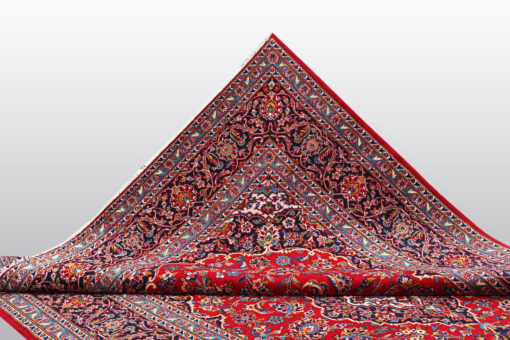 A carpet, Kashan, ca 370 x 267 cm.